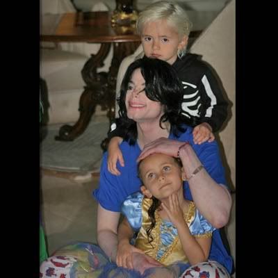 mj pics 0005 Layer 18 full Fotos dos filhos de Michael Jackson sem máscaras   Álbum de família