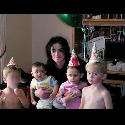 mj pics 0011 Layer 10 full Fotos dos filhos de Michael Jackson sem máscaras   Álbum de família