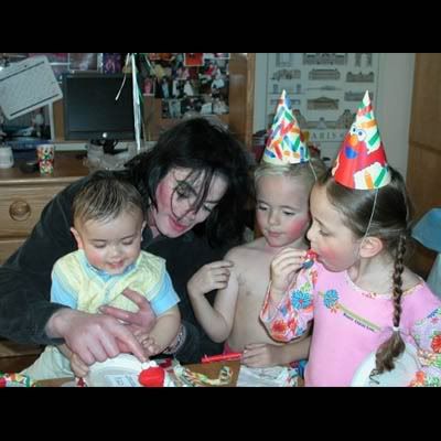 mj pics 0019 Layer 1 full Fotos dos filhos de Michael Jackson sem máscaras   Álbum de família